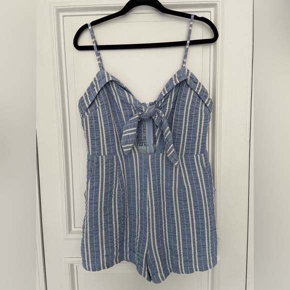 Lost + Wander Seersucker Blue & White Striped Romper w Pockets & Tie Front Large - Picture 4 of 11